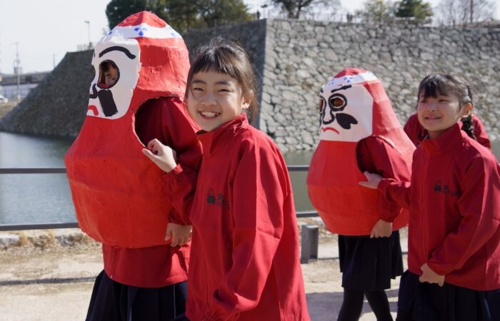 「だるまをかぶって」3 辻 重樹-crop